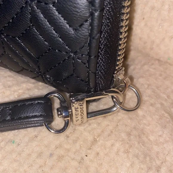 🖤EUC Steve Madden Leather Black zipper around wallet! - Picture 3 of 5